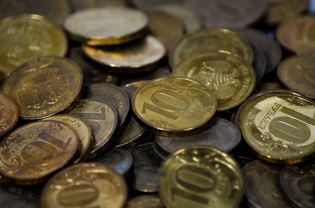 10ルーブルの古くてさびたロシアの硬貨の束がテーブルの上にあります テキストの背景 人口の給与が少ない貧しい国 金の不足 コピースペース プレミアム写真