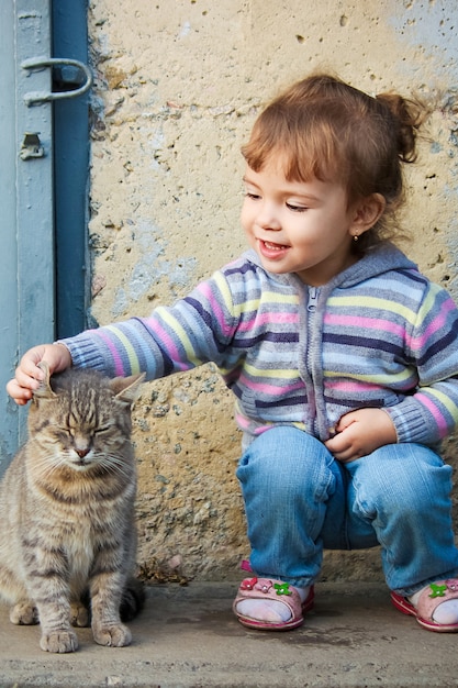 子供と猫セレクティブフォーカス プレミアム写真