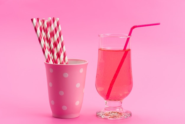 正面の飲み物とキャンディーピンク 白 スティックキャンディー ピンク 砂糖の甘い色のジュース 無料の写真