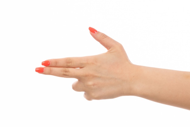 白で銃のポーズを指している色の爪を持つ正面女性手 無料の写真