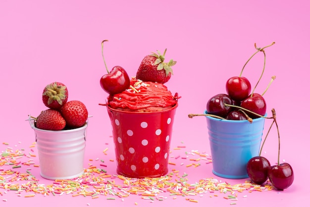 ピンク フルーツベリー色の小さなバケツの中の正面の新鮮な赤い果物 無料の写真