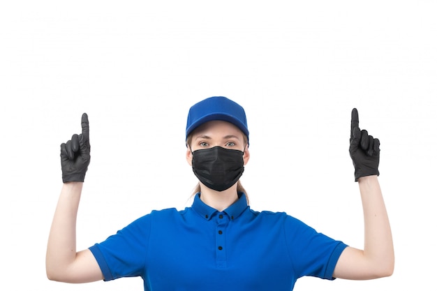 青い制服の黒い手袋と黒いマスクのポーズで正面の若い女性の宅配便 無料の写真