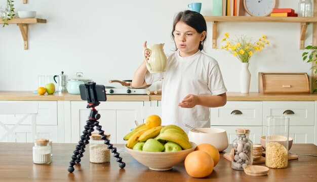 女の子のブロガーが料理ブログのビデオ コンテンツを録画し 元気な女の子が彼女の秘密を放送中に共有します プレミアム写真