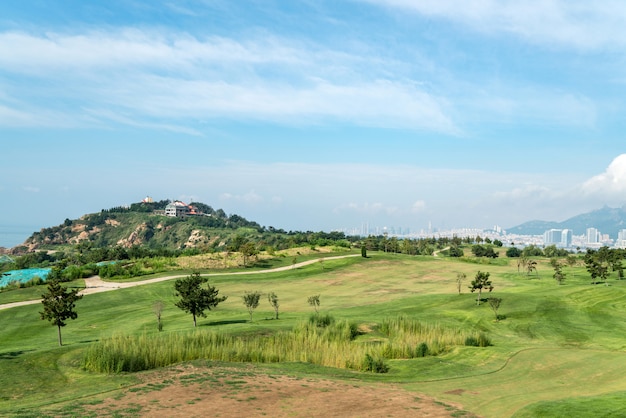 中国青島のゴルフ場の広い草原 プレミアム写真