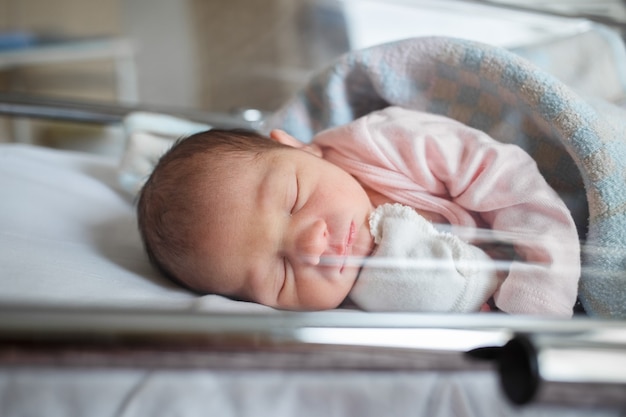 病院の新生児は箱の中にあります 小さな赤ちゃんは出生直後に眠っています プレミアム写真