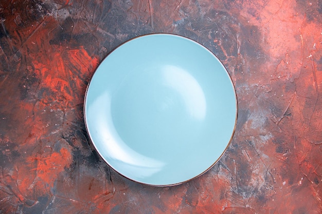 Тарелка синяя круглая тарелка на красно-синем столе | Бесплатно Фото