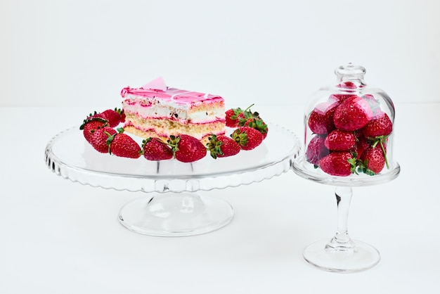 イチゴとラズベリーケーキのスライス 無料の写真
