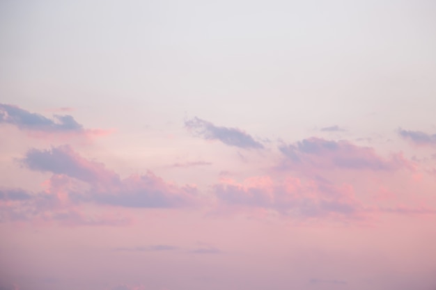 パステルカラーの雲の背景を持つ柔らかい空 プレミアム写真