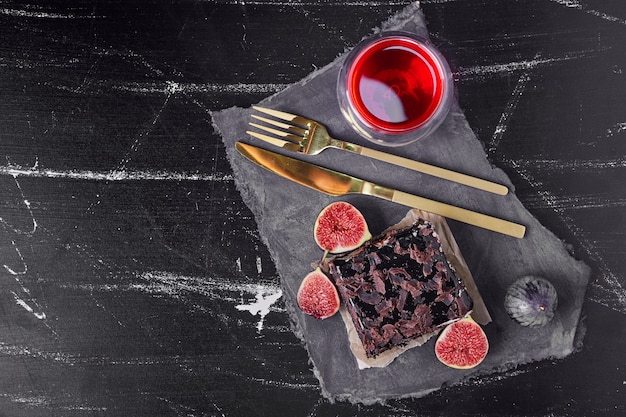 赤い飲み物とチョコレートチーズケーキの正方形のスライス 無料の写真