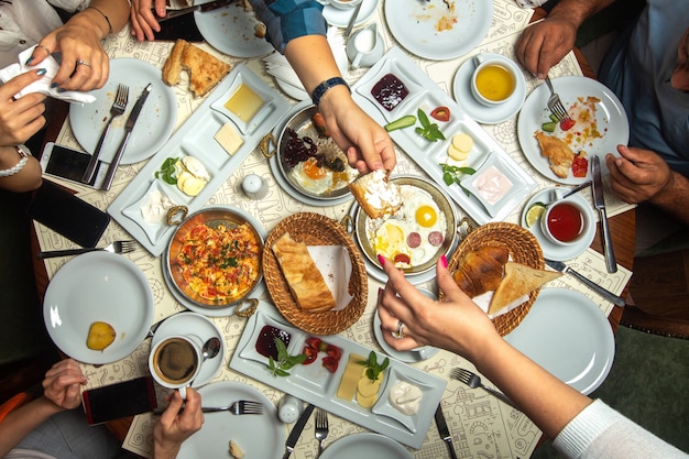 トップクローズアップビューテーブル朝食時間家族別の食事 無料の写真