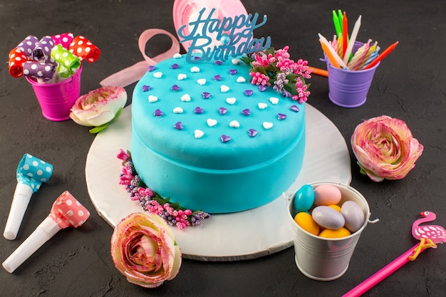 キャンディーと色付きの装飾が施されたトップビューの青いバースデーケーキ 無料の写真