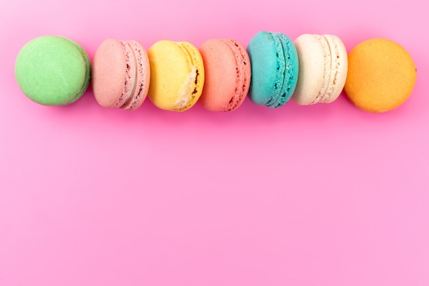 ピンク ケーキビスケット菓子に並ぶ平面図フランスのマカロンカラフルな丸いおいしい 無料の写真