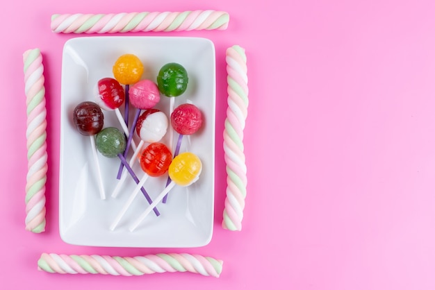 トップビューのロリポップとマシュマロの甘い ピンク 砂糖の甘い色の菓子の粘着性 無料の写真