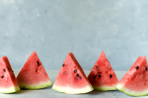 食事に役立つベリー。明るい素朴な背景に夏に甘いおいしいアイス 