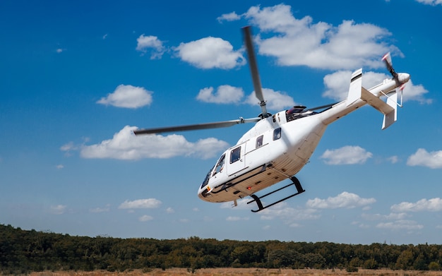 白いヘリコプターが滑走路から離陸します プレミアム写真