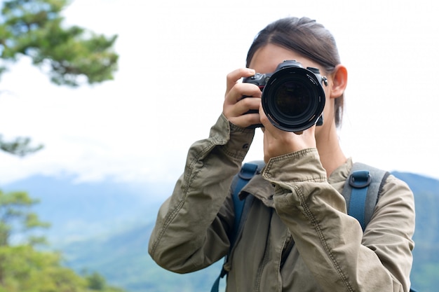 カメラを持った女性世界写真家の日 無料の写真