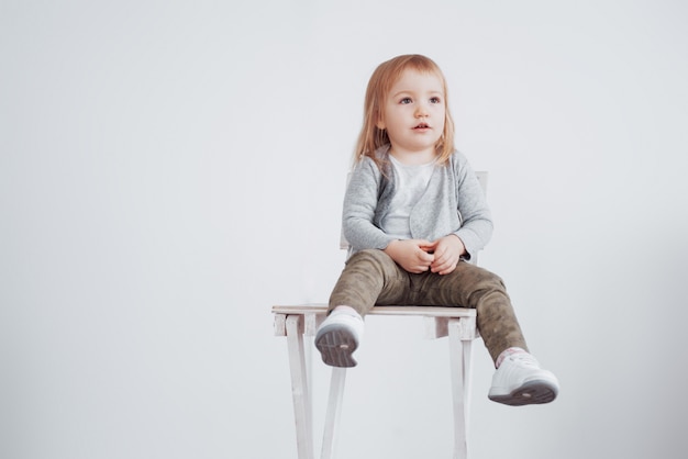 Девочка сидит на стуле картинка для детей