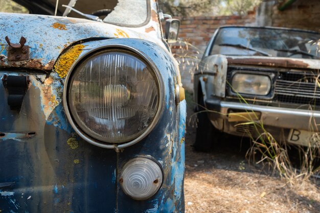 放棄された車と錆びた車 プレミアム写真