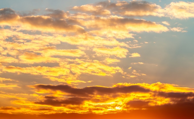 抽象的な背景 夕方の劇的な空の風景 プレミアム写真