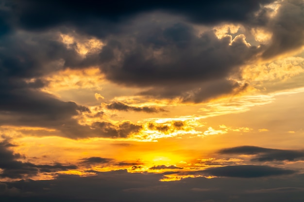 抽象的な背景 夕方には劇的な空の風景 プレミアム写真