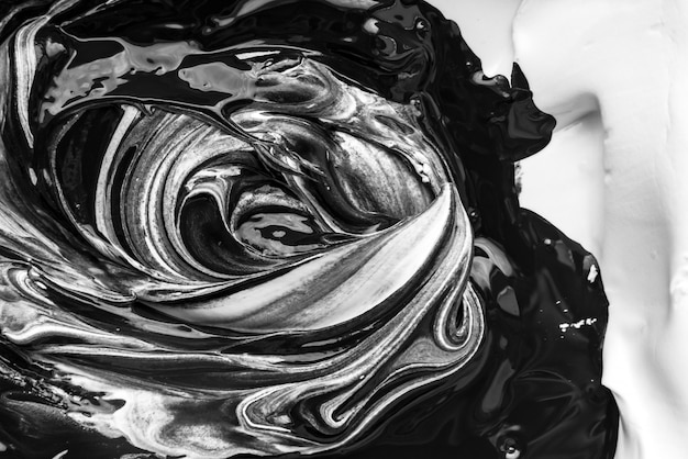 ペイントを混ぜた結果の抽象的な白黒のアートワーク プレミアム写真