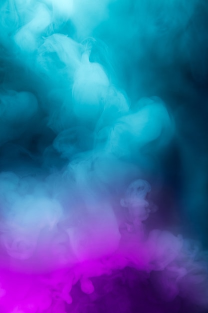 抽象的なカラフルな 色とりどりの煙の広がり 広告やデザインの明るい背景 ガジェットの壁紙 ネオンは煙のテクスチャを照らし 雲を吹きます モダンなデザイン プレミアム写真