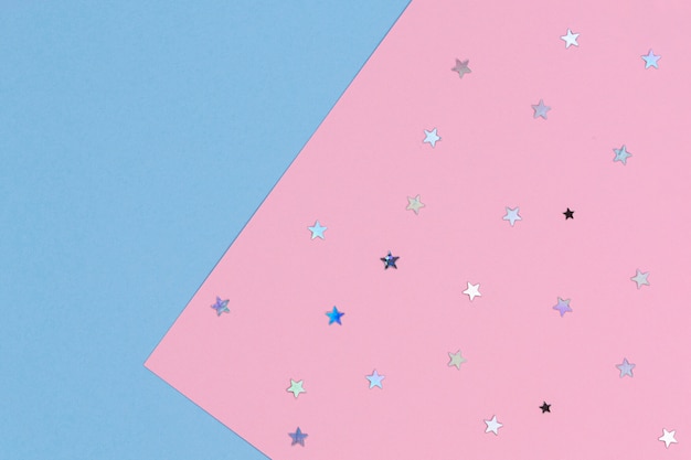 抽象的な幾何学的なお祭りの背景 キラキラ星と紙の背景と水色とパステルピンク 上面図 プレミアム写真