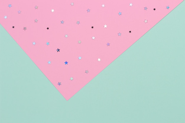 抽象的な幾何学的なお祭りの背景 薄緑とパステルピンクのキラキラ星紙の背景 上面図 プレミアム写真