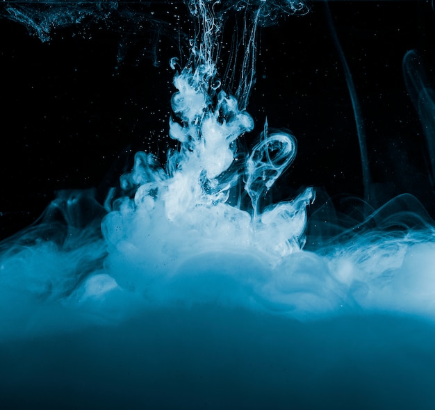 濃い色の液体で抽象的なヘビーブルーヘイズ 無料の写真