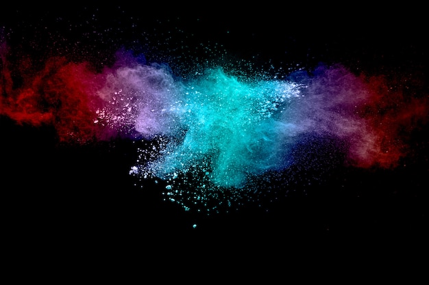 黒の背景に抽象的な色とりどりの粉塵爆発 背景に飛び散った赤と青のほこりの粒子 プレミアム写真