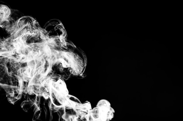 黒背景に抽象的な煙 無料の写真