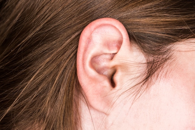 女性の耳の中のニキビ プレミアム写真