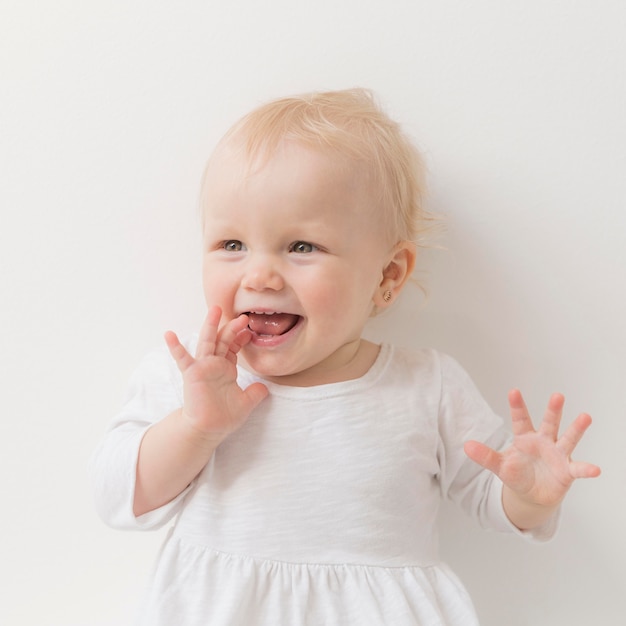 笑っているかわいい赤ちゃん女の子 プレミアム写真