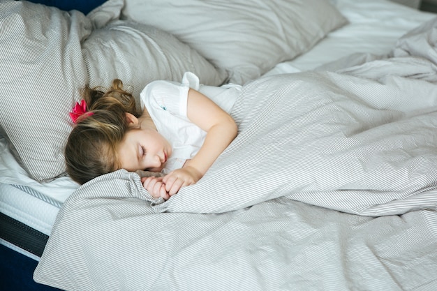 Дочь притворилась спящей. Девушка засыпает. Девочка под одеялом.