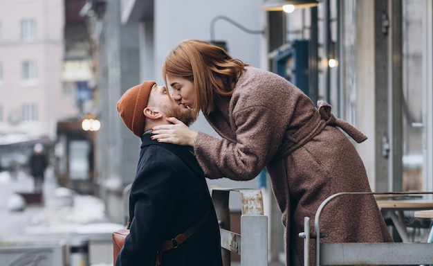 大人の愛情のあるカップルが路上でキス 無料の写真