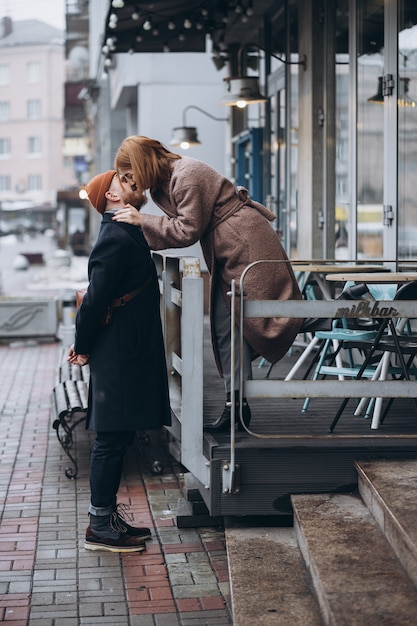 大人の愛情のあるカップルが路上でキス 無料の写真