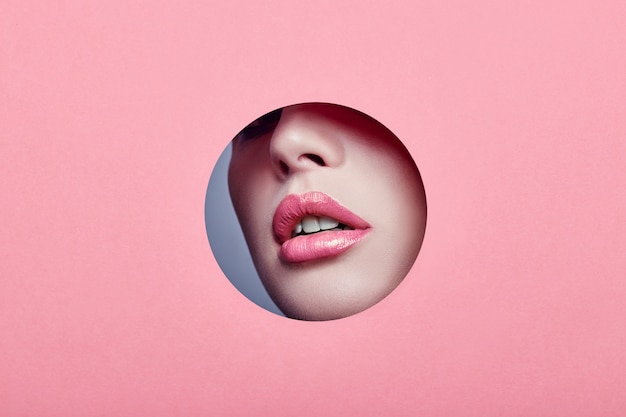 広告美しいふっくら唇明るいピンク色 女性は穴に見える プレミアム写真