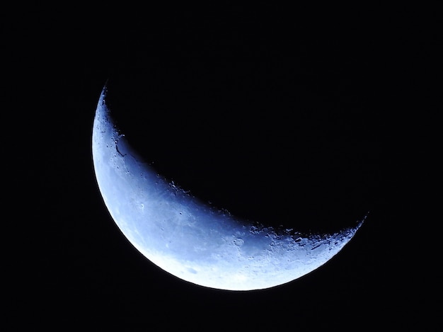 夜の美しい月の空中クローズアップショット 無料写真