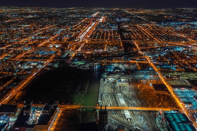 アメリカ合衆国イリノイ州シカゴの夜間青空の下でシカゴの街並み超高層ビルの航空写真 プレミアム写真