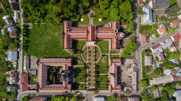 ブコヴィニアンとダルマチアの大都市の住居の空撮 チェルノフツィ国立大学 西ウクライナのチェルノフツィ観光地 無料の写真