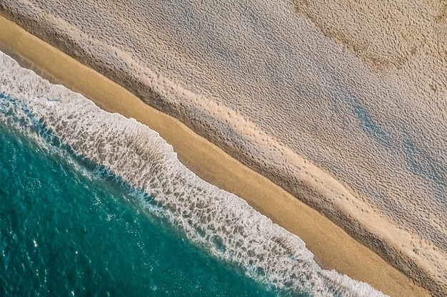 海の水と波に出会う砂の空撮 無料の写真