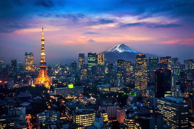 日本の富士山と東京の街並みの航空写真 無料の写真