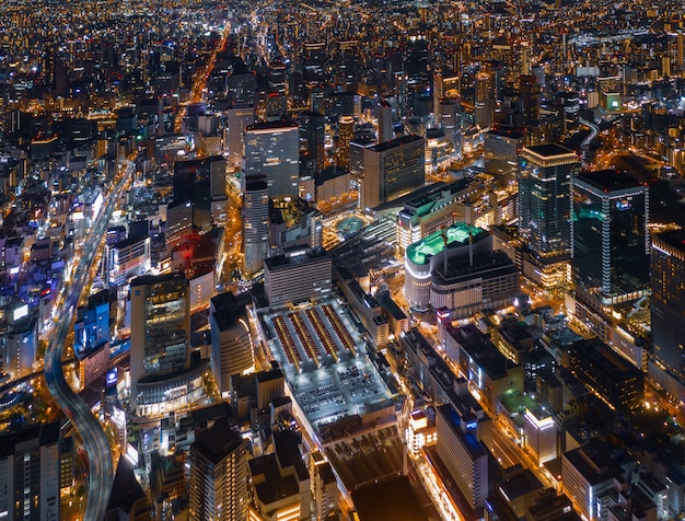 夜の梅田 大阪 駅と大阪市内の空撮 プレミアム写真