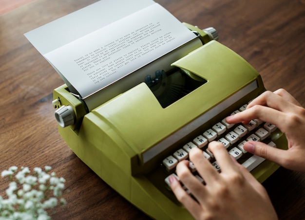 Aerial view a woman using a retro typewriter Free Photo