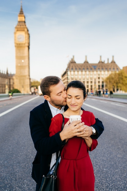 愛情深い男性と女性がお互いを受け入れ キスし ビッグベン近くのロンドンで休暇を過ごす プレミアム写真