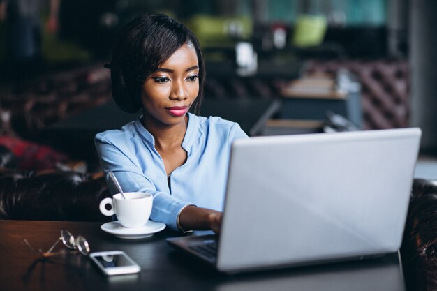 African american business woman with laptop in a cafe | Premium Photo