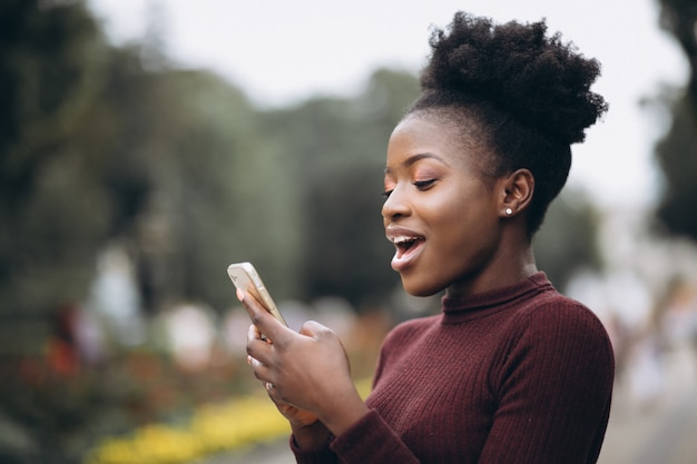 African american business woman with phone | Free Photo