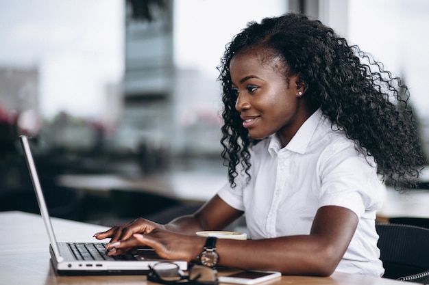 African american business woman working on computer Free Photo