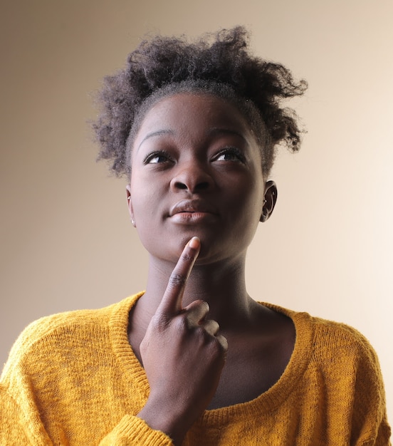 彼女のあごに彼女の指で考えるアフリカ系アメリカ人の女性 無料の写真