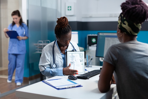 Premium Photo | African american practitioner explaining radiology ...